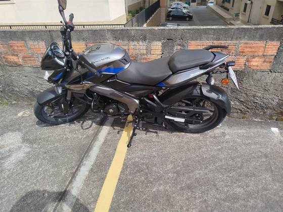 BAJAJ DOMINAR 160 